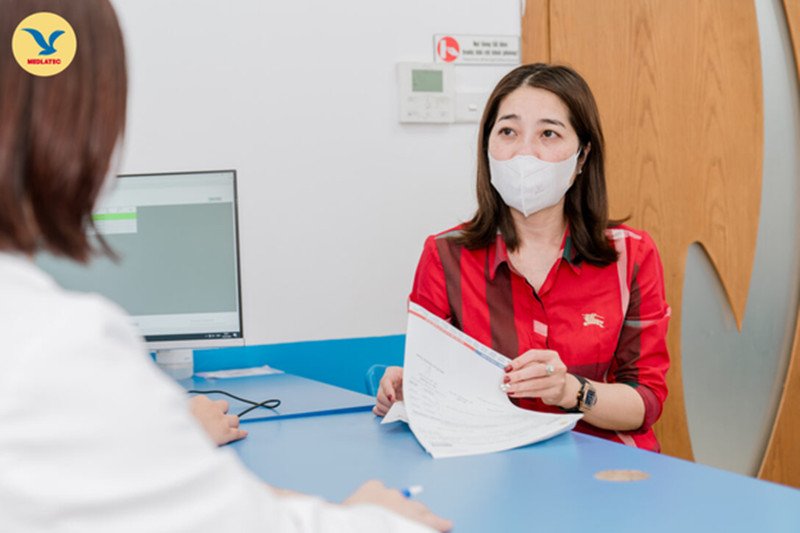 Hình ảnh minh họa việc tham khảo ý kiến chuyên gia trước khi dùng viên uống nội tiết của Nhật