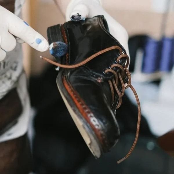 Hình ảnh vệ sinh giày bảo hộ xây dựng bằng bàn chải và xà phòng