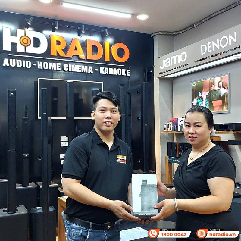 Khách hàng trải nghiệm loa Bose Revolve Plus 2 màu bạc