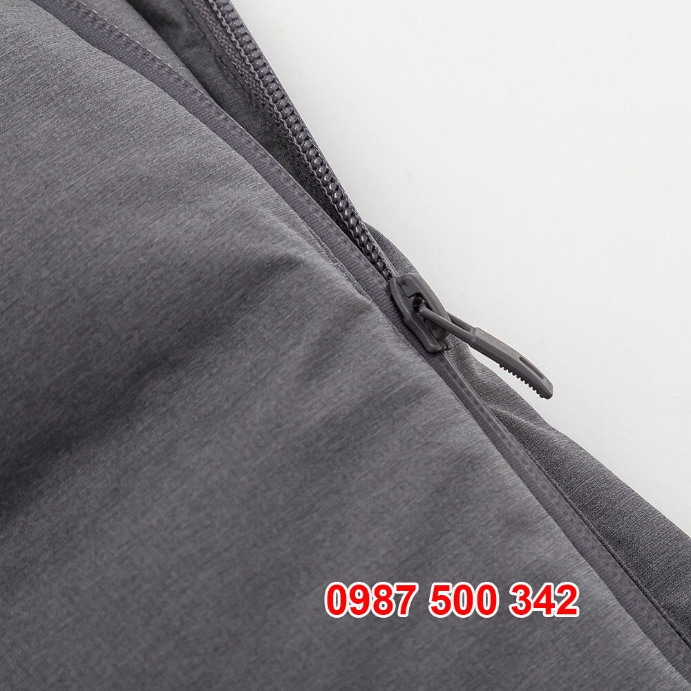 Khóa kéo YKK chắc chắn với nắp che chống nước mưa, đảm bảo độ bền và an toàn cho đồ dùng