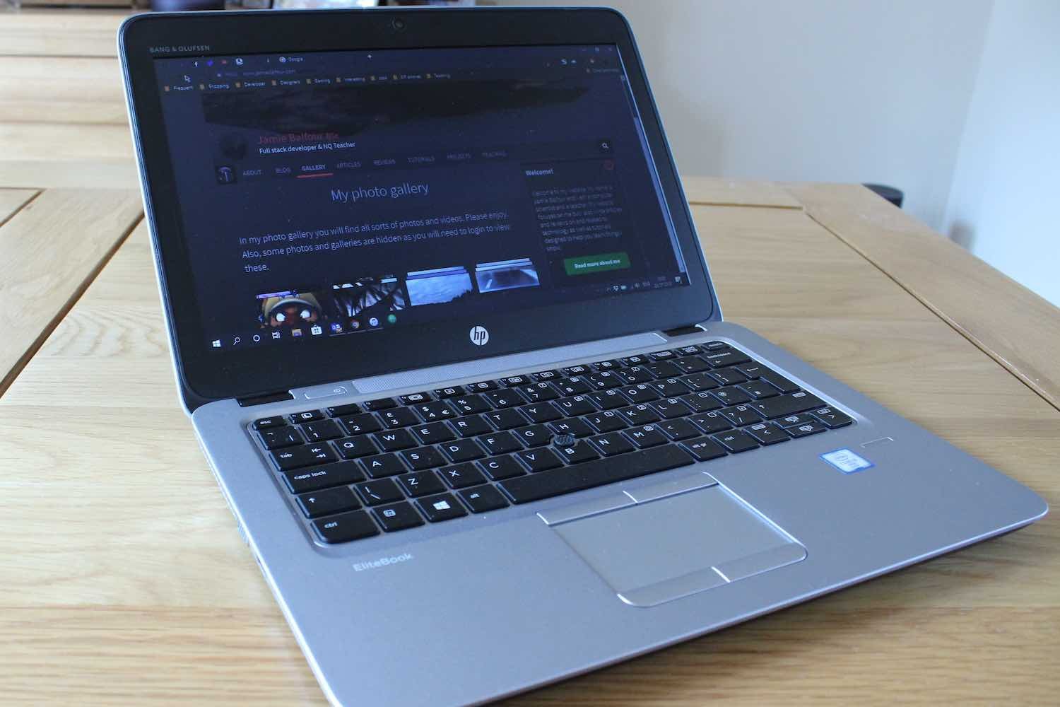 laptop HP EliteBook 820 G3 mở ra trên bàn làm việc