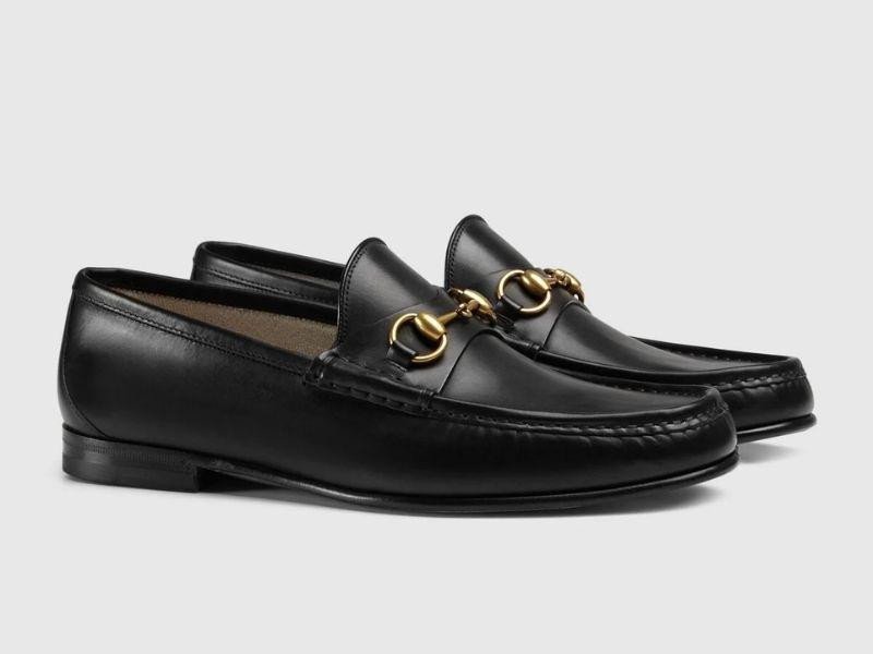 Mẫu giày tây Loafer Gucci màu đen với quai da và khóa kim loại biểu tượng chữ G