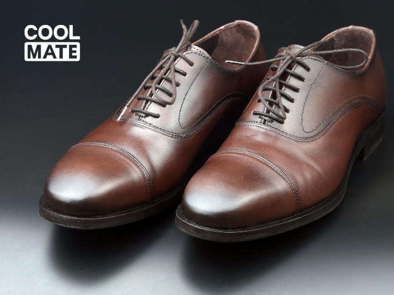 Mẫu giày tây Oxford Plain-toe màu đen bóng loáng với phần mũi trơn đơn giản