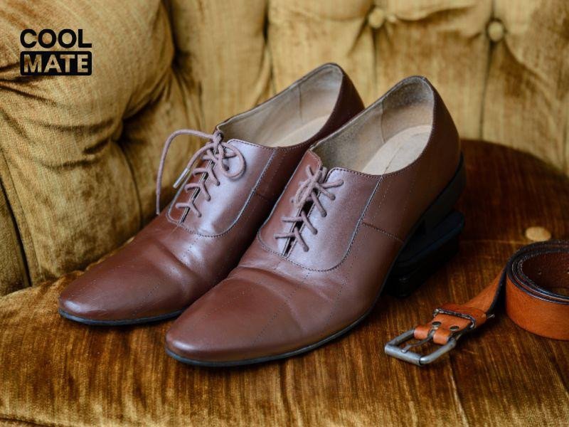 Mẫu giày tây Wholecut màu đen bóng loáng, chế tác từ một miếng da duy nhất