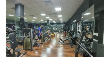 MD Fitness đầu tư không gian tập luyện rộng rãi với nhiều loại máy tập