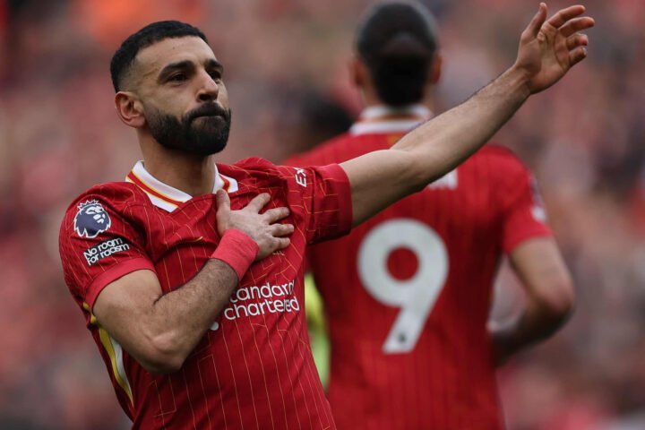 Mohamed Salah bứt tốc ghi bàn trong trận đấu giữa Liverpool và Southampton, thể hiện phong độ cao trong cuộc đua Chiếc giày vàng.