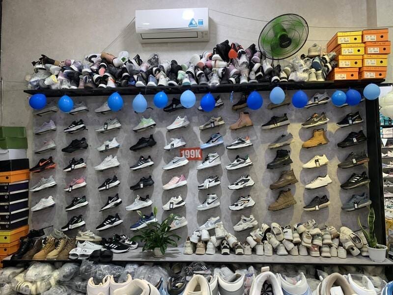 Một cửa hàng giày với logo Eric Shoes và nhiều loại giày thể thao được trưng bày