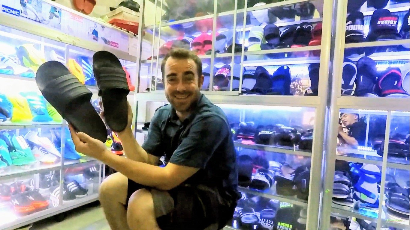 Một đôi dép hoặc sandal màu xám, đơn giản và thoải mái