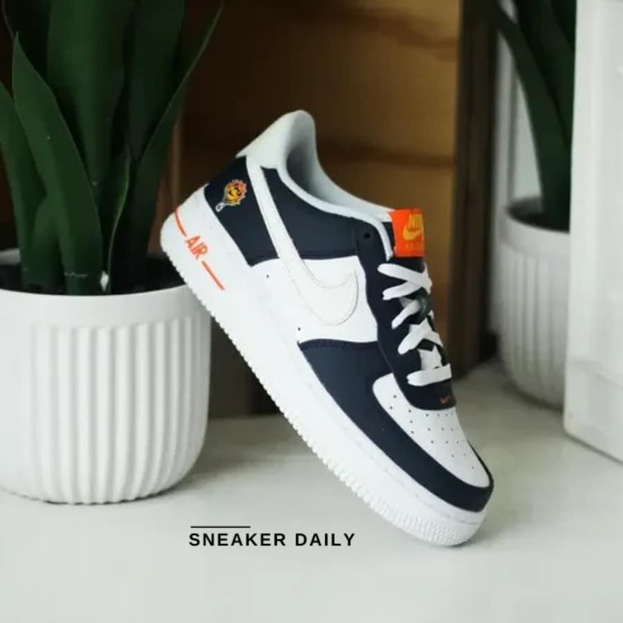 Một đôi giày Nike Air Force 1 real cổ thấp với màu sắc bắt mắt, công nghệ UV Reactive.