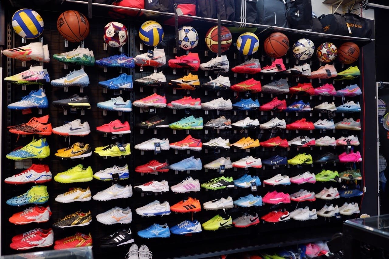 Một kệ trưng bày giày bóng đá đa dạng mẫu mã và thương hiệu tại Tuấn Sport Đà Nẵng