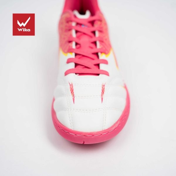 Một mẫu giày đá bóng Wika DragonX Hoàng Đức màu hồng đầy ấn tượng, cho phong cách mạnh mẽ