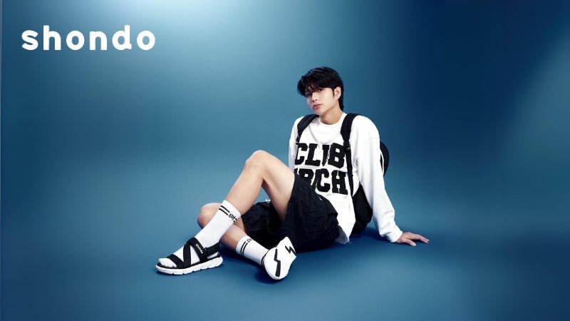 Người có bàn chân bè đang thử giày Nike, cân nhắc chọn size lớn hơn