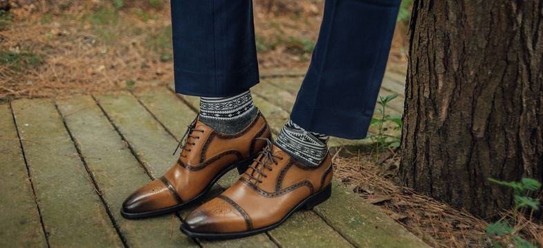 Người đàn ông lịch lãm diện giày lười với bộ vest công sở