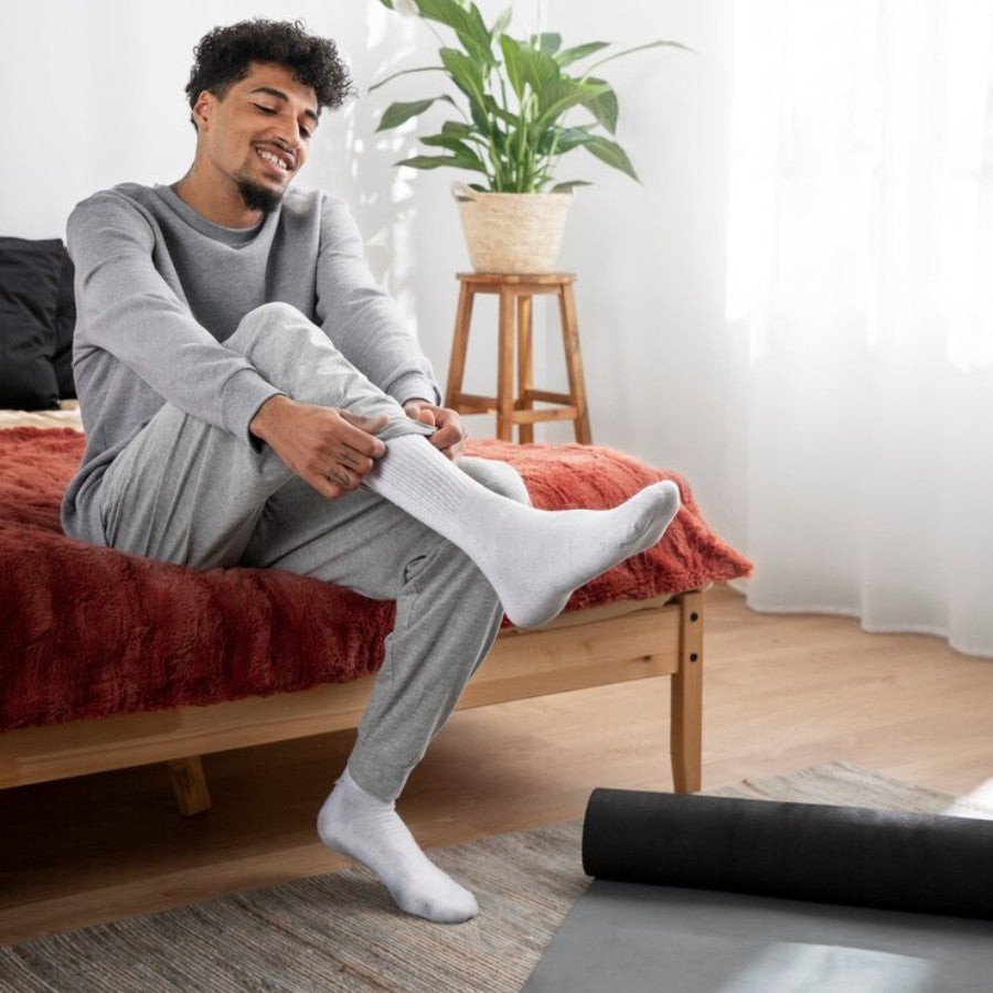 Người phụ nữ đang đi thử đôi giày sneaker mới với sự trợ giúp của nhân viên bán hàng