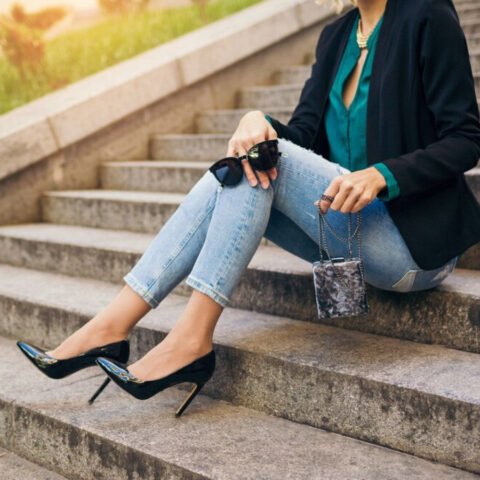 Người phụ nữ đang đi thử giày sneaker với chân dài 25cm