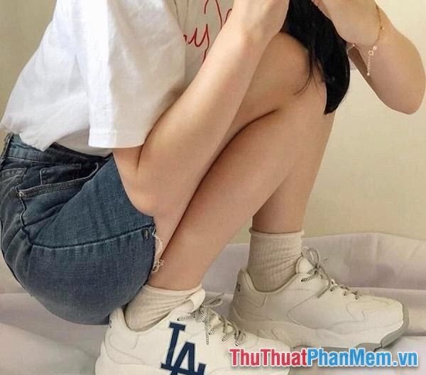 Người phụ nữ đang đo chiều dài bàn chân bằng thước dây, thể hiện cách xác định chính xác kích thước chân để chọn size giày