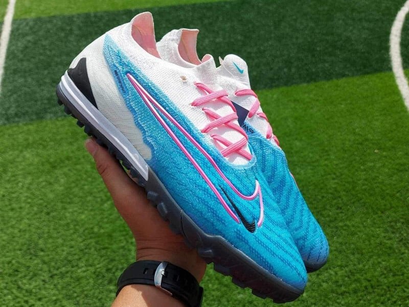 Nike Phantom GX Elite sau khi ráp đế TF, tối ưu cho sân cỏ nhân tạo tại TPHCM.