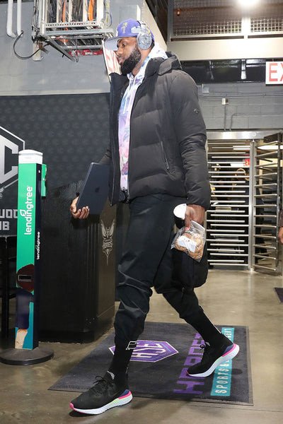 Phối giày đi bộ Nike với áo hoodie và quần jogger thoải mái