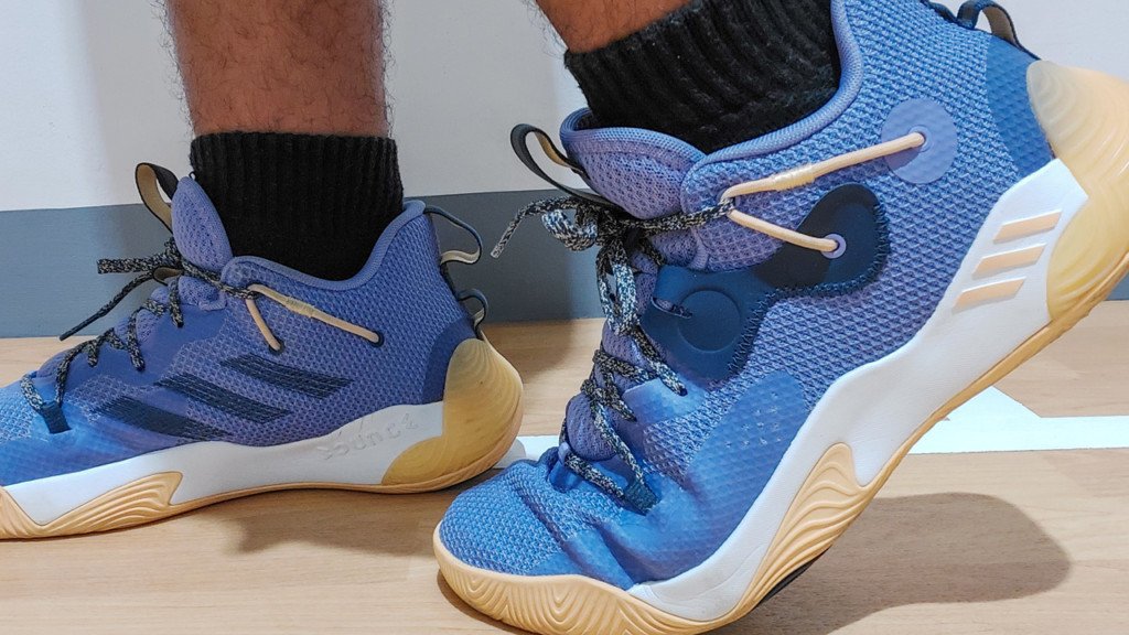Phom giày ôm chân và thoải mái của adidas Harden Stepback 3