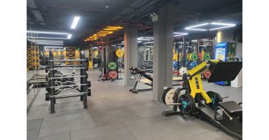 Phòng tập hiện đại với nhiều loại máy tập Gym tại Top Gun Boutique