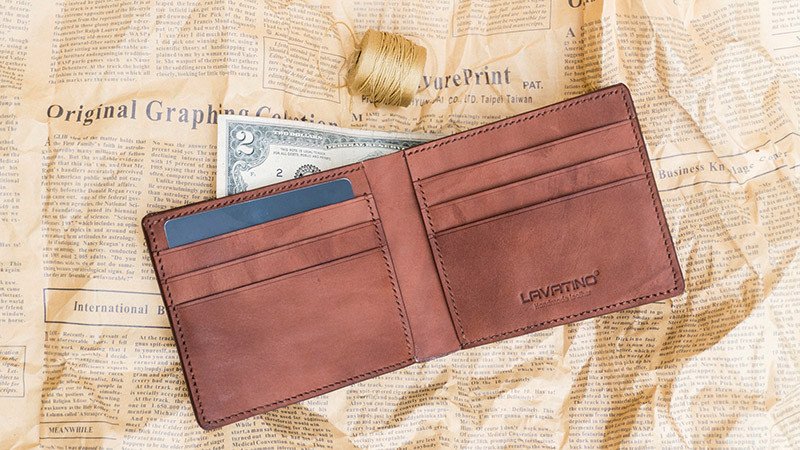 Sản phẩm từ da lì, minh họa độ bền và phong cách của chất liệu này trong phụ kiện nữ