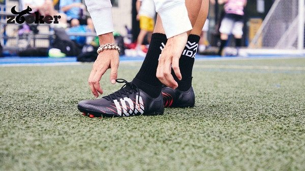 su-dung-giay-dinh-fg-san-co-nhan-tao