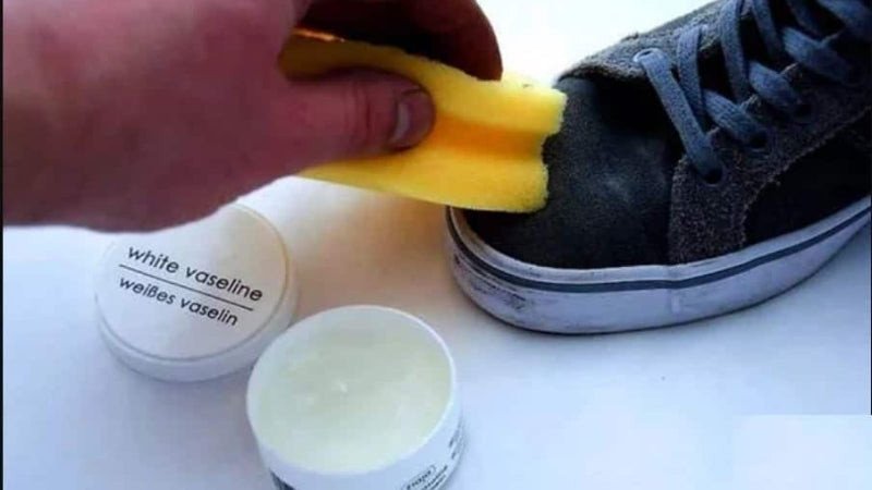 Thoa hỗn hợp giấm và vaseline lên vết tróc da trên giày để làm mềm và dưỡng ẩm