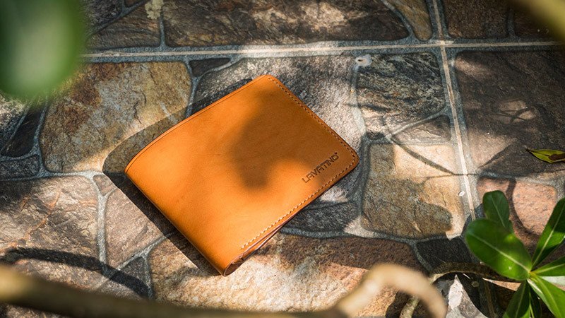 Túi xách và ví da lì, thể hiện khả năng kết hợp đa dạng với nhiều phong cách giày nữ.