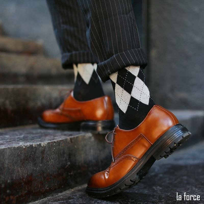 Vớ mang giày tây đồng bộ với thắt lưng, điểm nhấn tinh tế