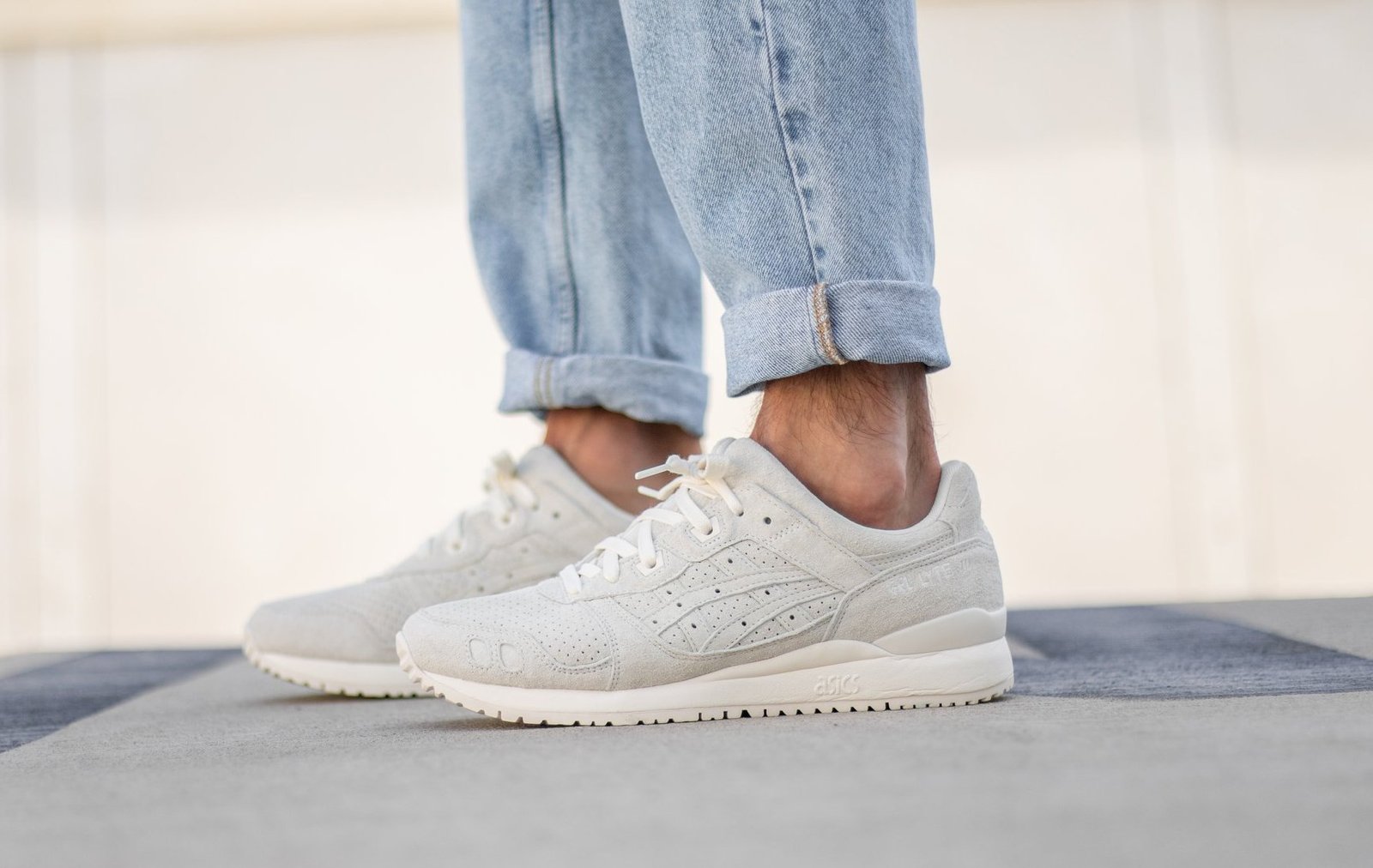 Phong cách bền đẹp: Khám phá thế giới giày thể thao da lộn tại Swagger Sneaker