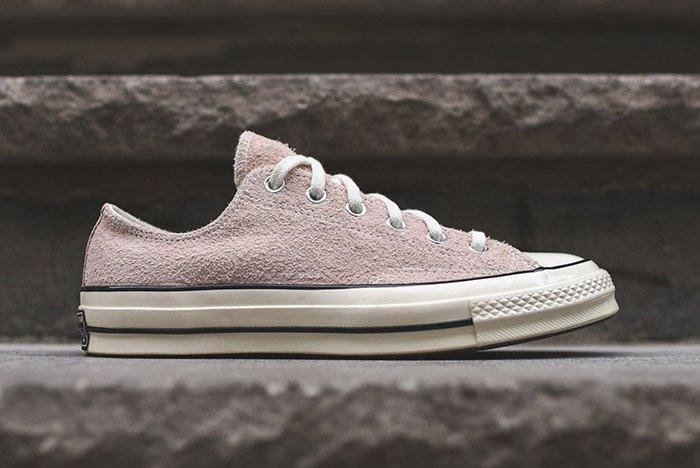 Phong cách bền đẹp: Khám phá thế giới giày thể thao da lộn tại Swagger Sneaker