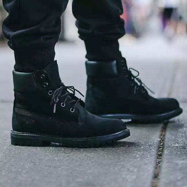 Phong cách bền đẹp: Khám phá thế giới giày thể thao da lộn tại Swagger Sneaker