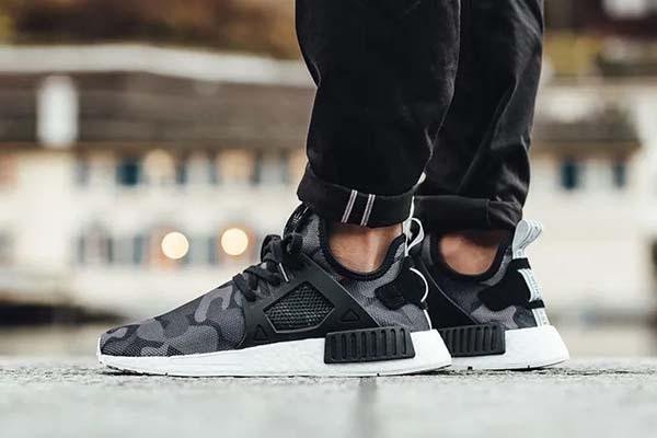 Adidas NMD_R1 với phần đế Boost đặc trưng, đảm bảo cảm giác êm ái và thoải mái khi di chuyển