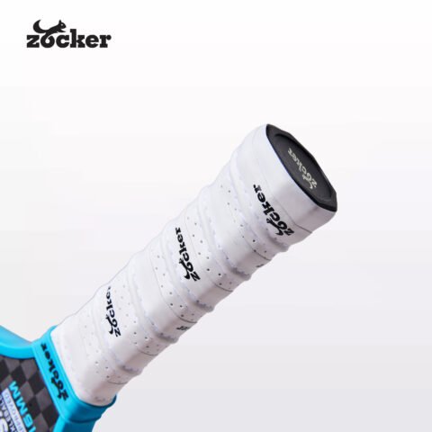 ảnh cầu thủ cầm giày đá bóng thể hiện quyết tâm