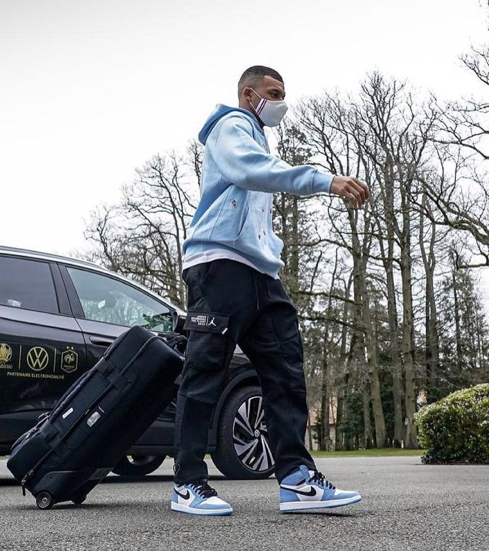 Ảnh on-feet của giày Jordan 1 High University Blue Like Auth phong cách