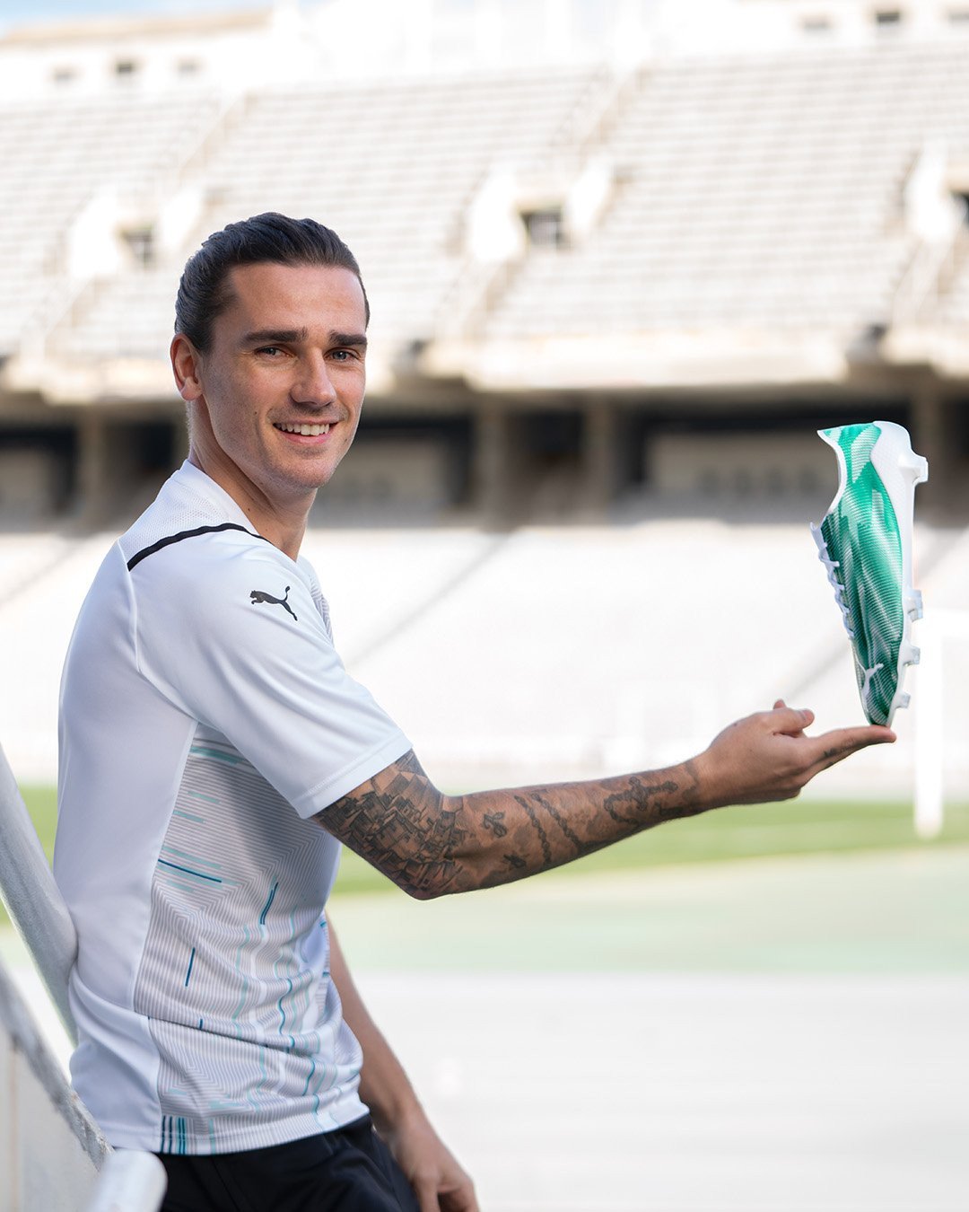 Antoine Griezmann thi đấu với giày đá bóng nhẹ nhất Puma Ultra SL 21 trên sân cỏ