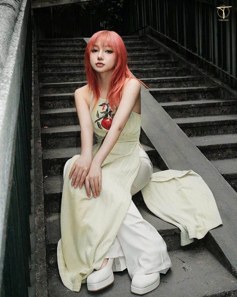 Áo dài nữ cùng giày Mary Jane cổ điển