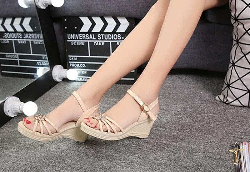 Áo dài phối giày đế xuồng thoải mái