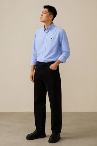 Áo sơ mi mở cúc phối cùng quần jeans ống suông và giày sneaker