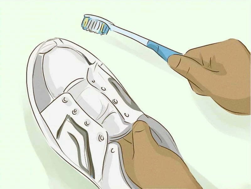 Áp dụng hỗn hợp baking soda lên giày để làm sạch