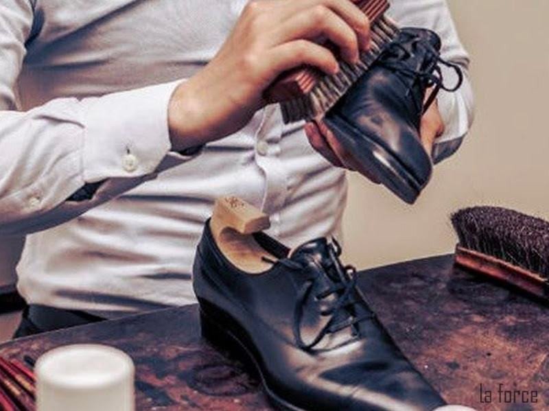 Áp dụng xi đánh bóng giày tây đều lên bề mặt da giày
