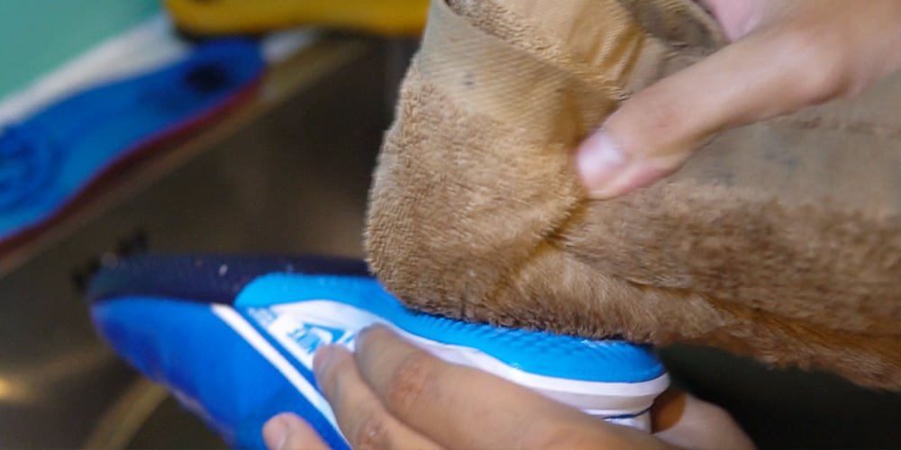 Hướng Dẫn Cách Vệ Sinh Giày Đá Bóng Chính Hãng Chuẩn Nhất