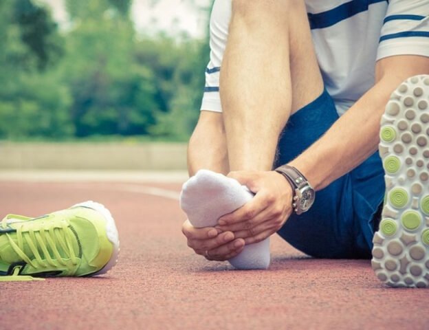 Bàn chân bị chèn ép trong giày đá bóng quá chật, một nguyên nhân chính gây đau gót chân