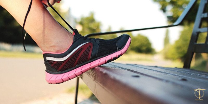 Bàn chân đang xỏ giày adidas, minh họa nguyên nhân lưỡi gà giày bị lệch