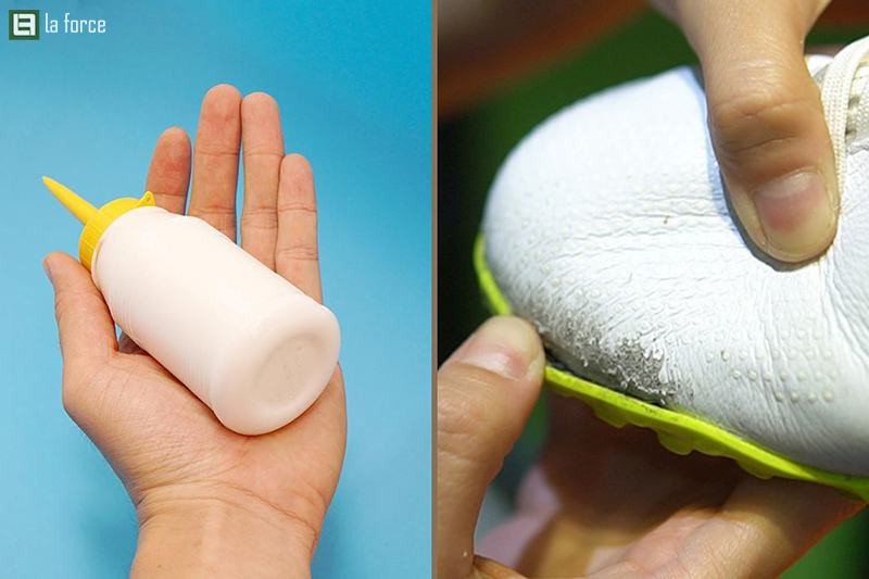 Bàn tay đang trộn nguyên liệu tự chế keo dán giày khẩn cấp khi bị bung đế