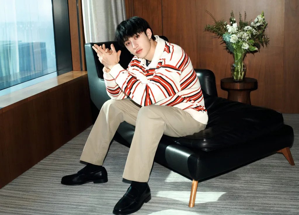 Bang Chan (Stray Kids) lịch lãm với áo polo nam Tommy Hilfiger