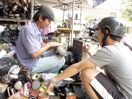 Bảng hiệu dịch vụ sửa giày dép chuyên nghiệp và đáng tin cậy