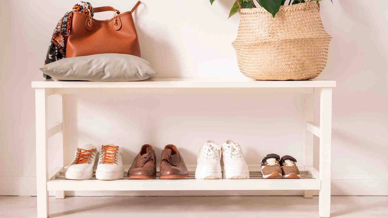 Bảo quản giày sneaker nữ ở nơi khô ráo, thoáng mát để tránh ẩm mốc và giữ độ bền.