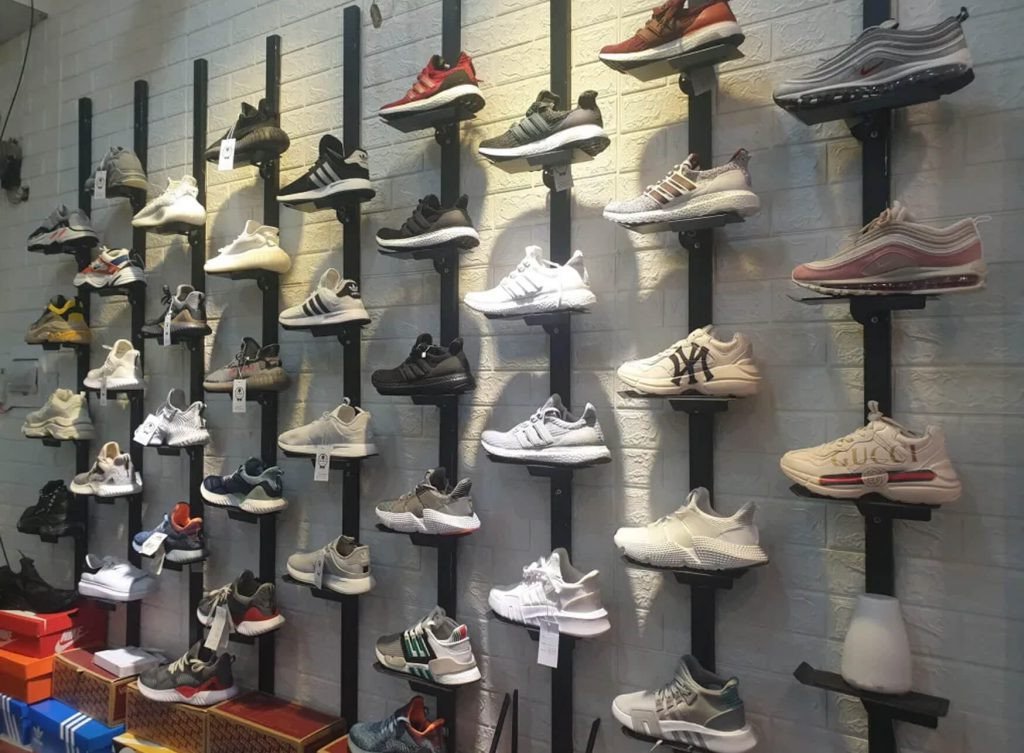 Bắp House Shop là shop giày sneaker chuyên kinh doanh các loại giày hàng Replica và giày Superfake