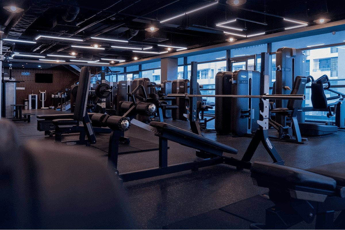 Bể bơi 4 mùa hiện đại tại Level Fitness Cầu Giấy